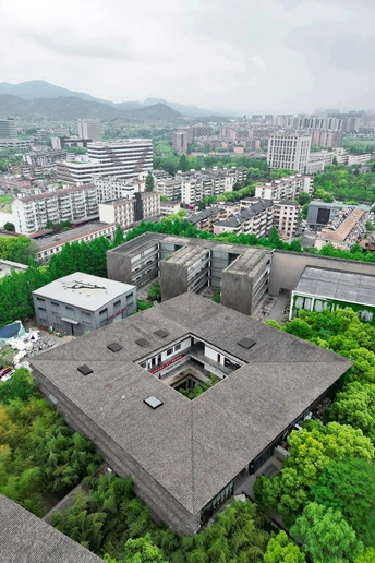 城市中的一栋大型建筑的 aerial view