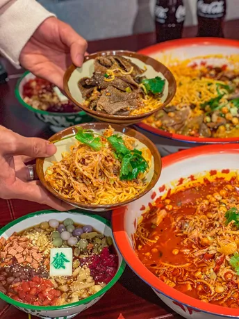 盘子上堆满了食物和盘子