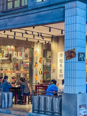 人们在夜晚坐在餐馆外面