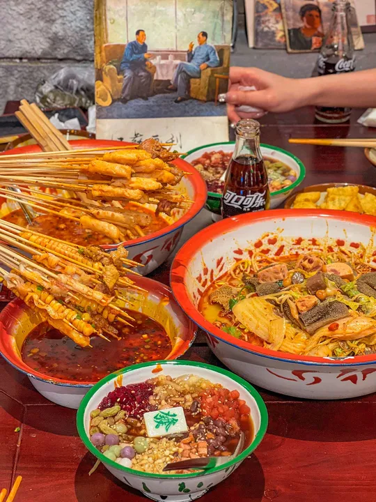 碗盘叠置的桌子