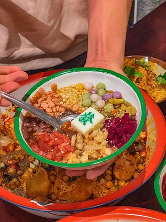 一个人在桌子上吃盘中的食物