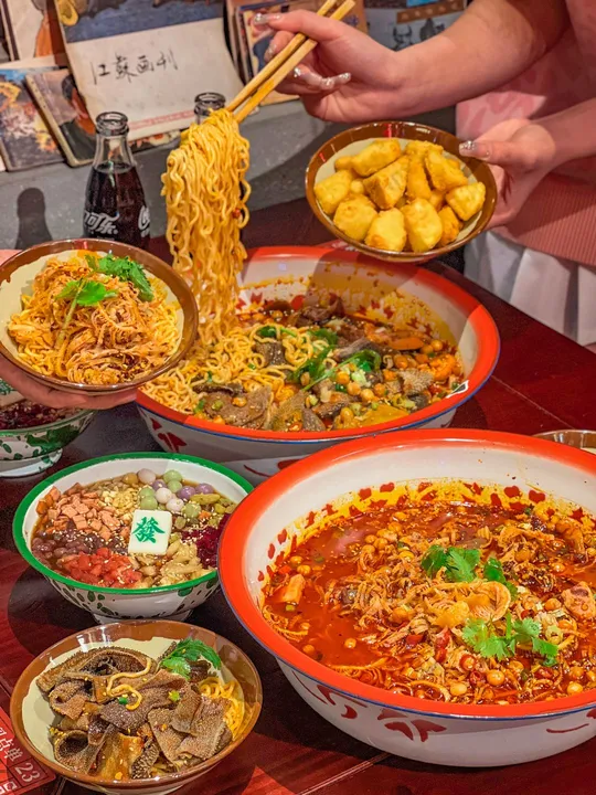 盘子上堆满了食物和盘子