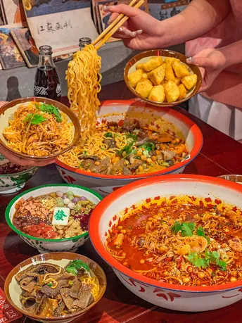 盘子上堆满了食物和盘子