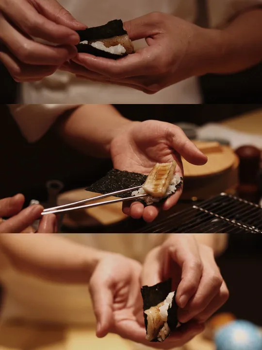 一些人手里拿着一些食物
