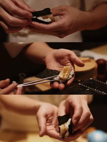 一些人手里拿着一些食物
