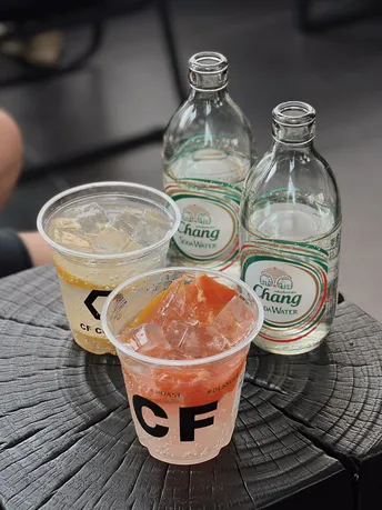 一个塑料杯和水瓶正坐在桌子上