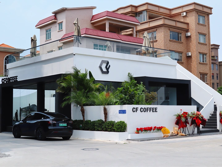 白色汽车停在大楼外面