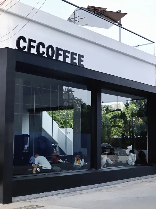 一群人在一栋建筑的外部