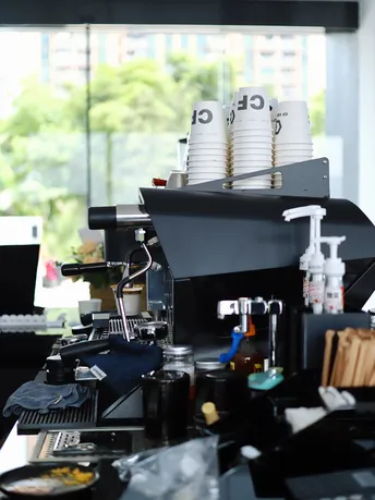 一个乱糟糟的厨房 桌子上脏兮兮的盘子和杯子