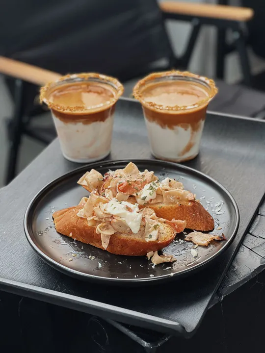 一盘食物放在一张黑色托盘上 托盘放在桌子上。