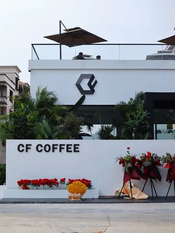 建筑入口处有花