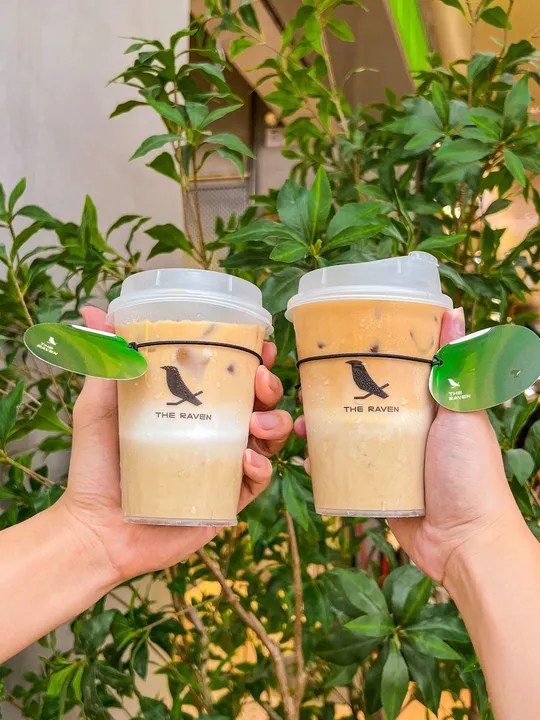 一对双手握着塑料杯子