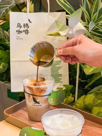 一个人在托盘上倒茶入杯