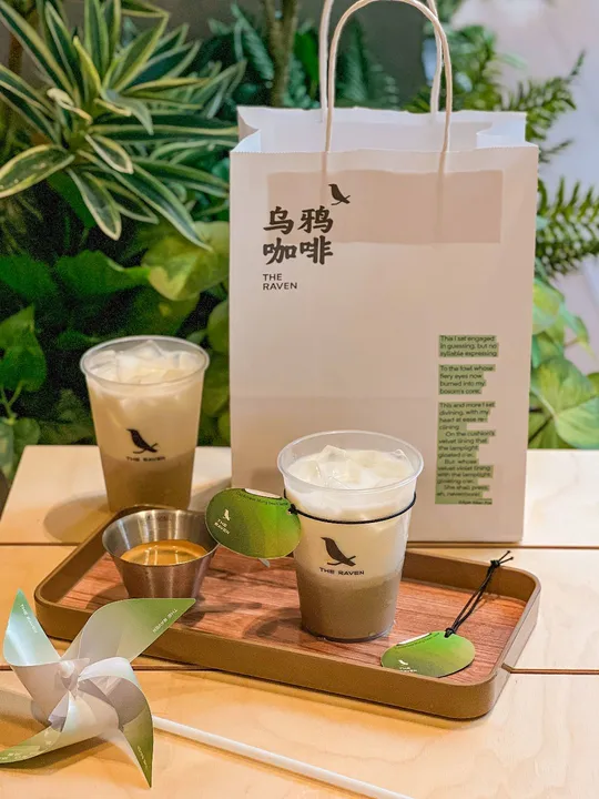 一个木托盘上放着茶杯和饮料袋