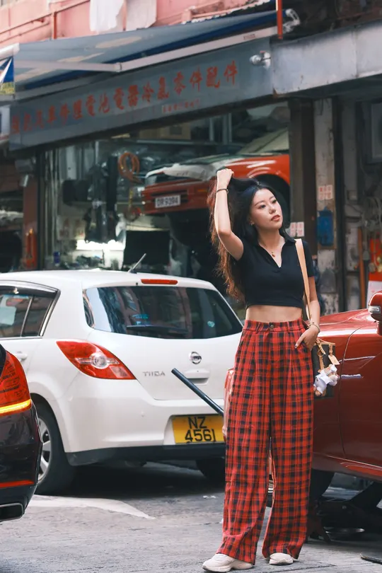 一位年轻女子站在繁忙的街道上