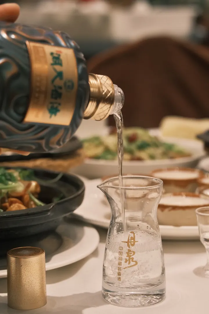 一桌子好菜，当然要配好酒了！