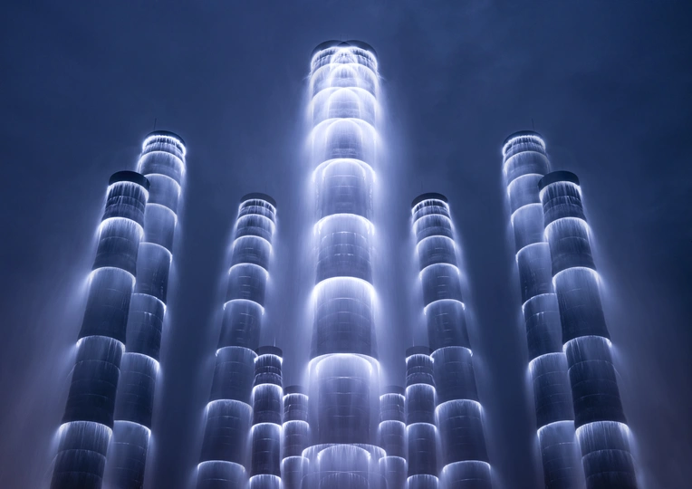 夜晚中 世界最高的建筑 摩天大楼 在蓝色的雾气中熠熠生辉 与深蓝色的天空形成对比。