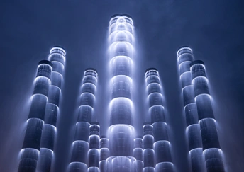 夜晚中 世界最高的建筑 摩天大楼 在蓝色的雾气中熠熠生辉 与深蓝色的天空形成对比。