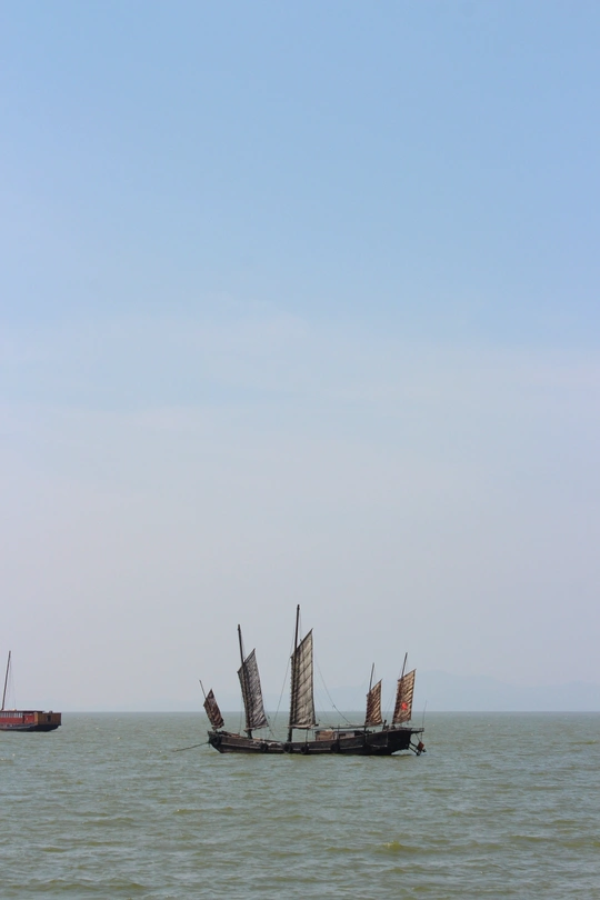 一片广阔的海洋中有一艘船在中间航行