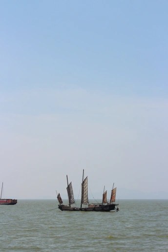 一片广阔的海洋中有一艘船在中间航行