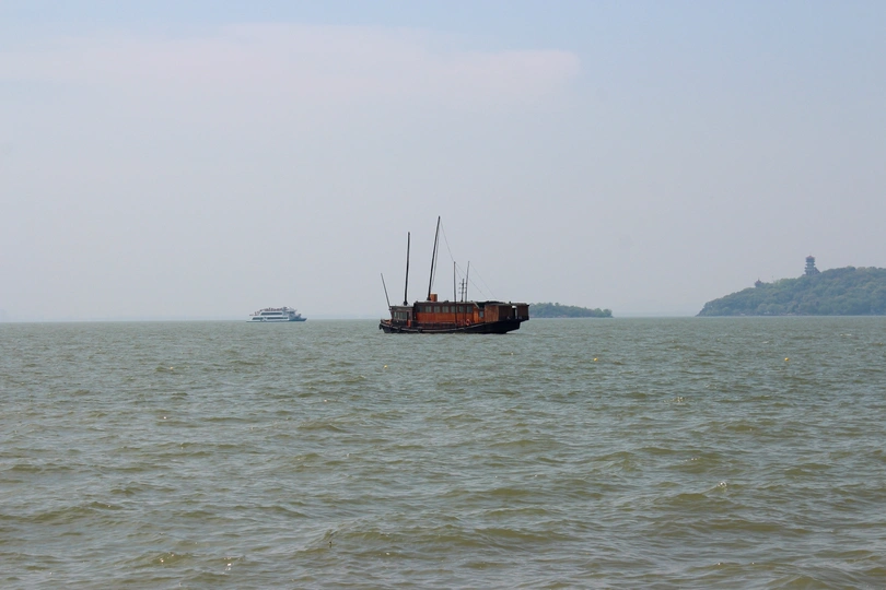 一艘大型船只在靠近岛屿的水域中漂浮