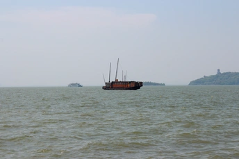 一艘大型船只在靠近岛屿的水域中漂浮