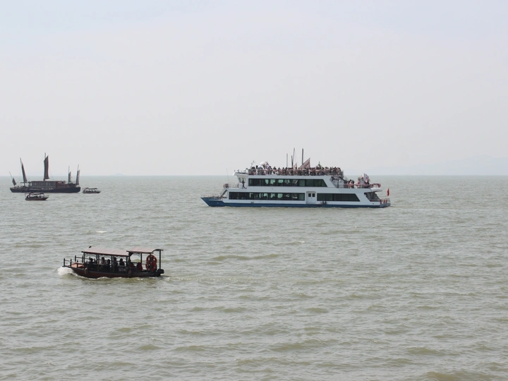 许多船只漂浮在其中的大片水域