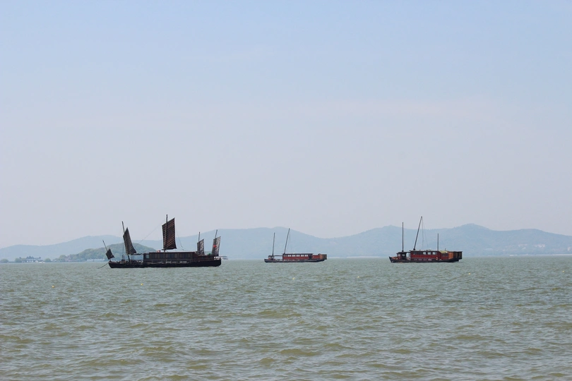 几艘船在海洋中漂浮在一大片水上。