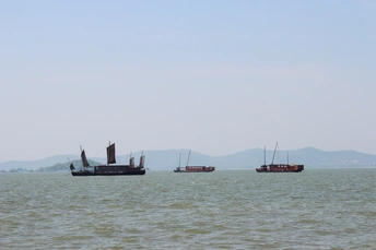 几艘船在海洋中漂浮在一大片水上。