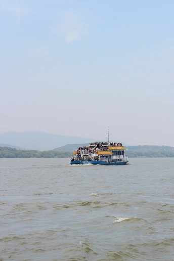 一艘漂浮在蓝色水域上的大型船