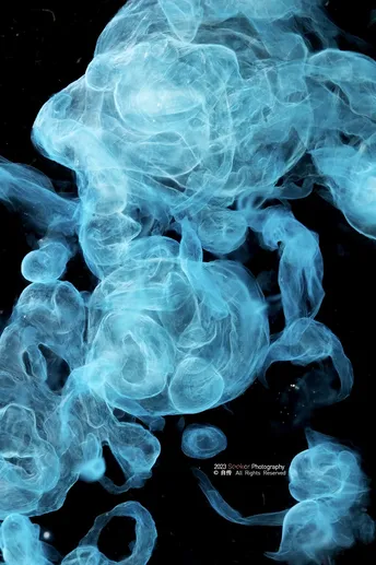 蓝色烟雾在黑色背景上