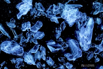 黑色背景上的蓝色冰晶体