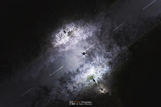 夜晚漆黑的天空中的灯光