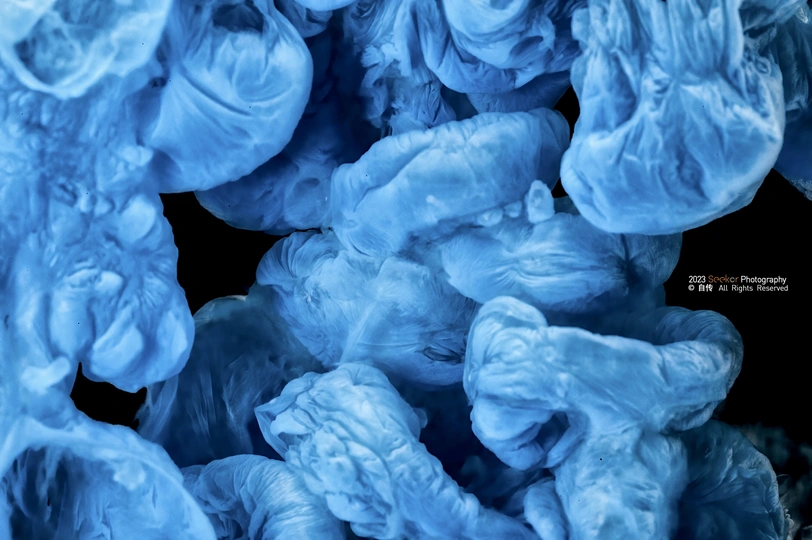 一滴蓝色的墨水滴入水中 并拍摄在黑色背景上。