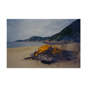 沙岸边的篝火 背景是山脉