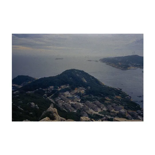 半岛是一个伸入湾或洋的大片水域 被山和山脉环绕。