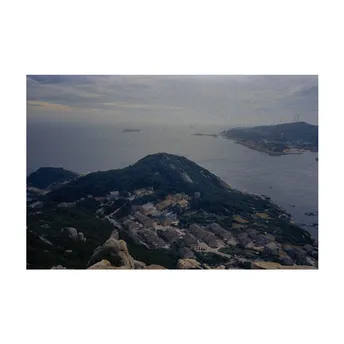 半岛是一个伸入湾或洋的大片水域 被山和山脉环绕。