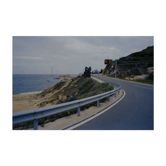 沿着海滩旁边的一条曲线和水体