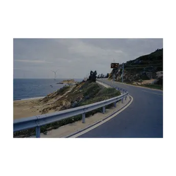 沿着海滩旁边的一条曲线和水体