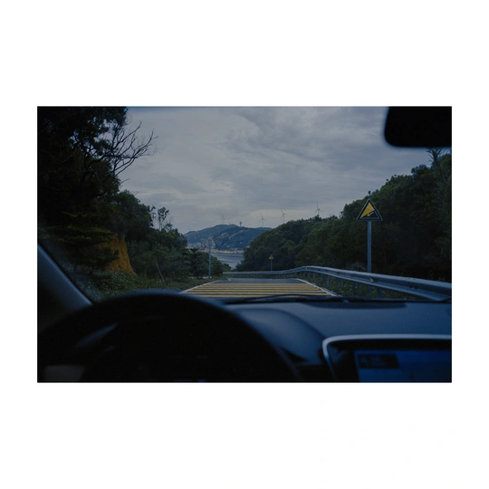 汽车内的照片 拍摄于公路上