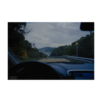 汽车内的照片 拍摄于公路上