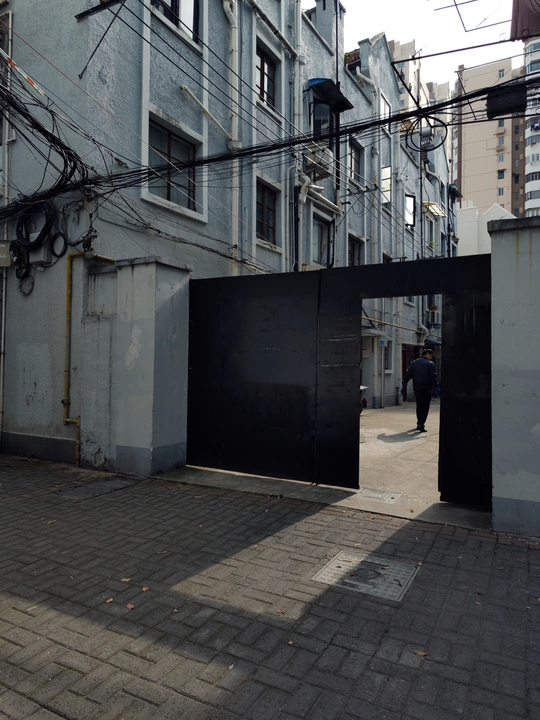 城市中的一条小巷子 两栋建筑之间的一个门