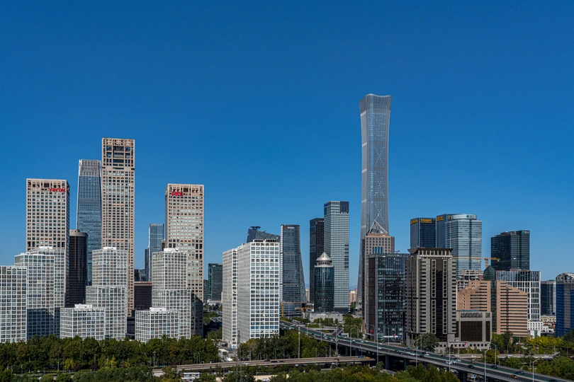 城市天际线 高耸的建筑和繁忙的高速公路