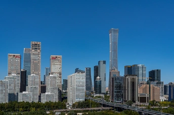 城市天际线 高耸的建筑和繁忙的高速公路