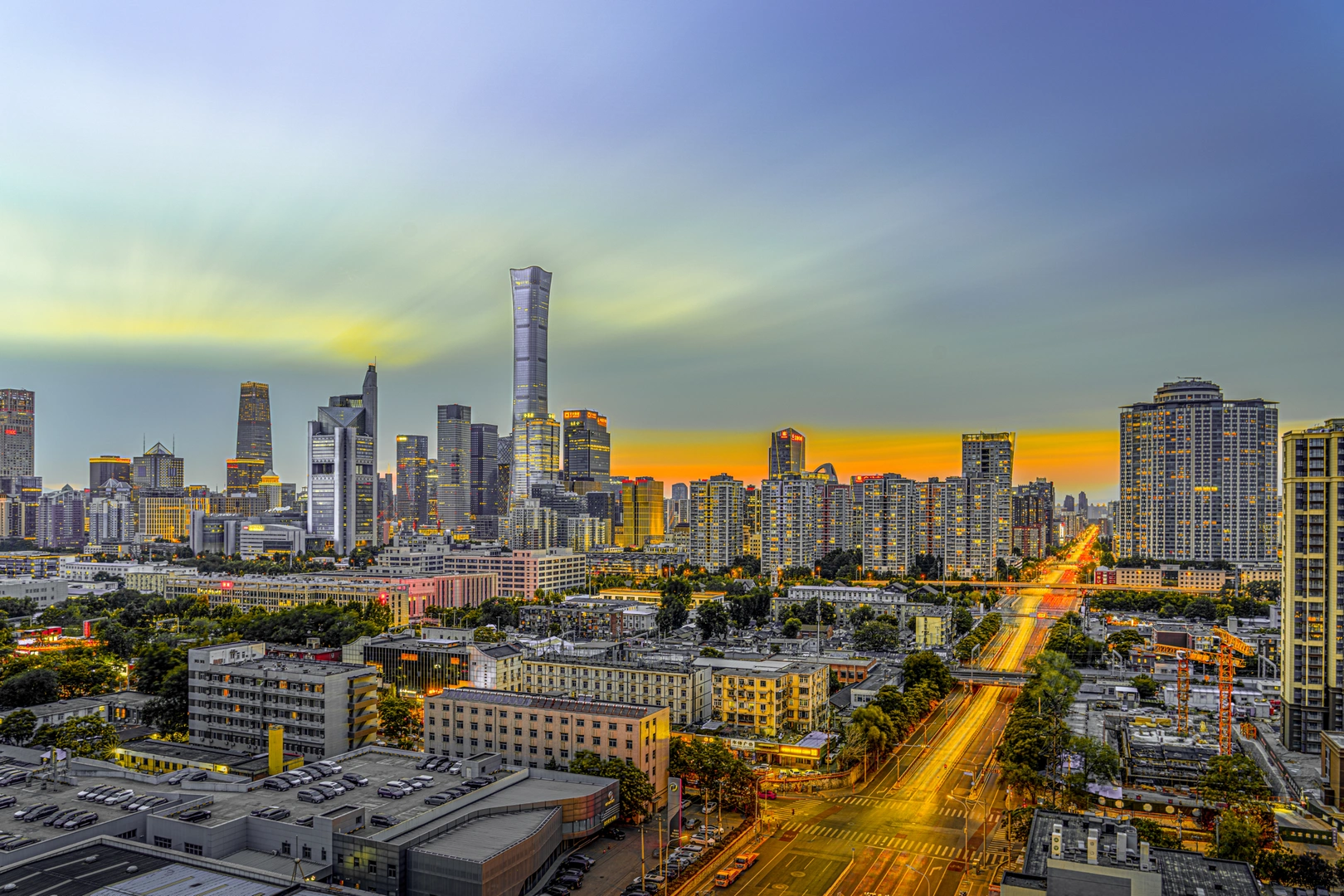 夕阳下的城市 前景中有天际线和建筑