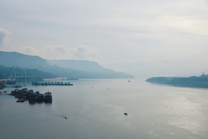 宁静的江水