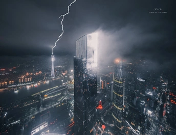 从城市高楼的顶部拍摄的夜晚照片 闪电穿过云层