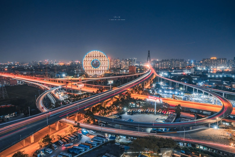 夜晚交通繁忙的城市