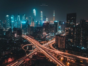 夜晚的城市 摩天大楼和天际线上的交通