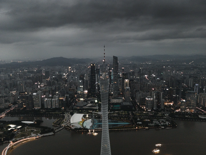 前景中有高塔的城市夜景照片